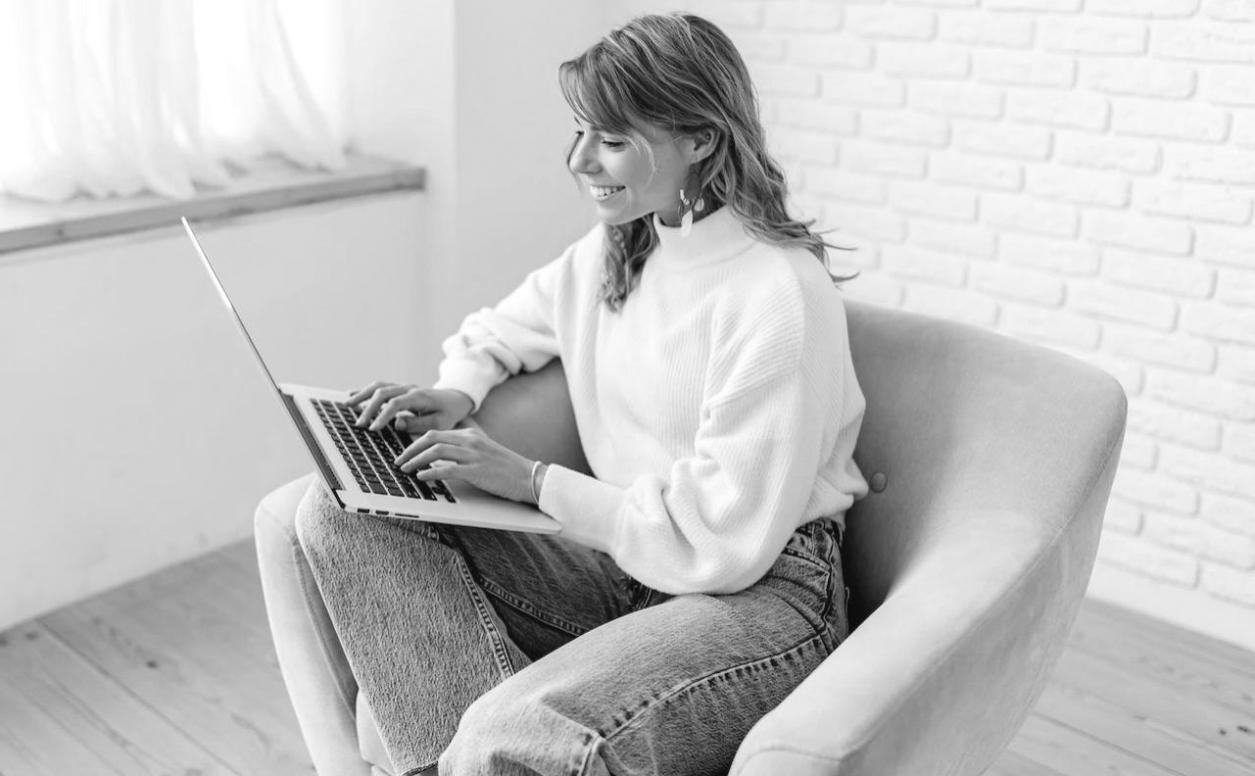 Interfaccia della piattaforma visualizzata su diversi browser moderni con elementi interattivi e quiz